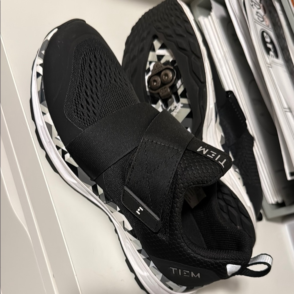 Women’s Cycling Shoes - Black Tiem Like New Size 7.5 US